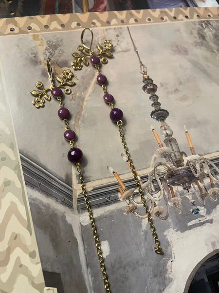 Orecchini lunghissimi con piccoli fiorellini e smalti bordeaux