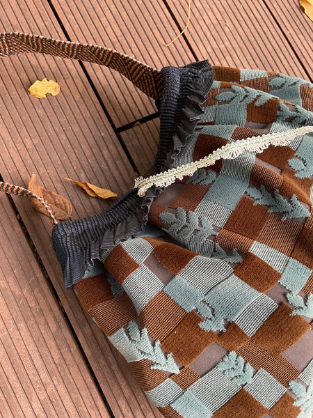 Borsa grande in velluto a quadrotti e foglie