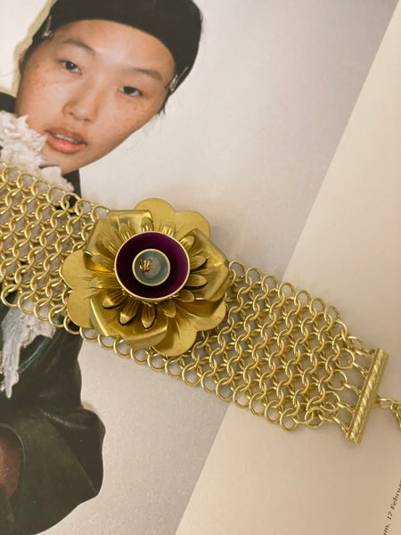 Bracciale a maglia dorato con fiore