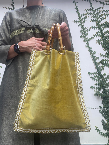 Borsa “contromano” velluto giallo acido e damascato malva