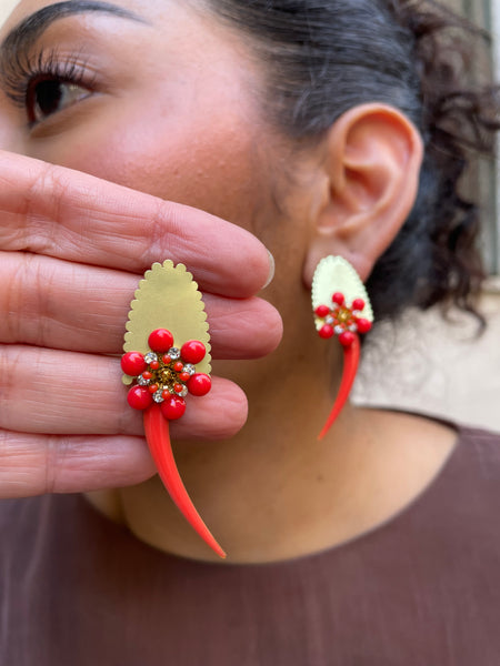 Orecchini fiore rosso e motivo smaltato a “virgola”