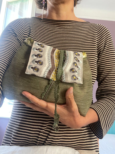 Pochette verde salvia con patella ricamata