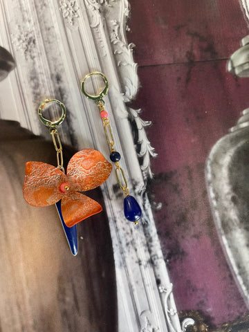 Gemelli diversi fiore piccolo in paillette arancio e triangolo blu