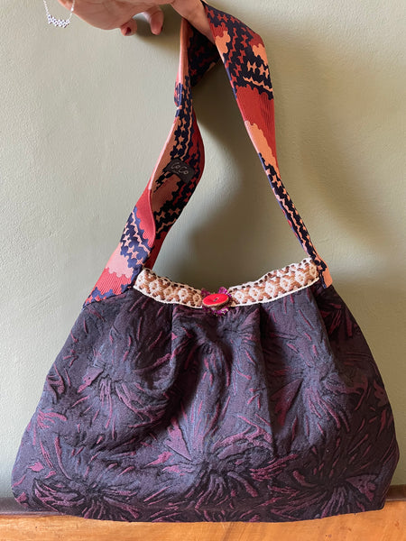 Borsa grande in tessuto bordeaux e nero con manico cravatta