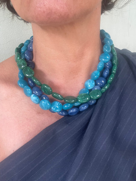 Collana in resina e bottone gioiello