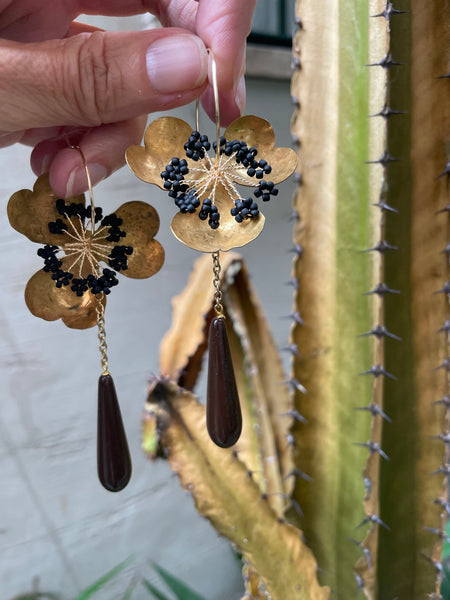 Orecchini con trifoglio di ottone martellato, fiore in conteria e goccia in resina