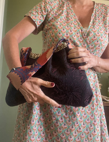 Borsa grande in tessuto bordeaux e nero con manico cravatta