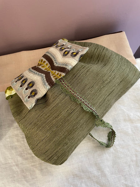 Pochette verde salvia con patella ricamata
