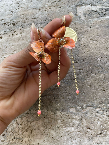 Gemelli diversi fiori piccoli in paillette arancio e mezzaluna plissettata