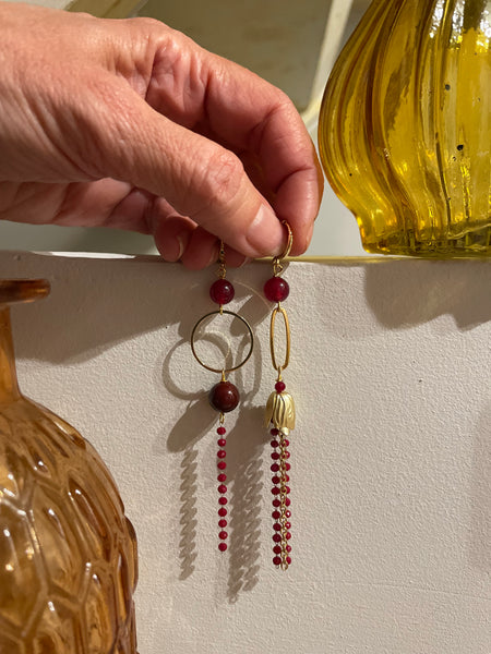 Gemelli diversi con rosarietto bordeaux, forme geometriche dorate e germoglio