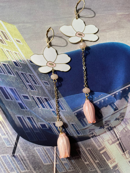Orecchini fiore bianco smaltato e fiore sotto resina