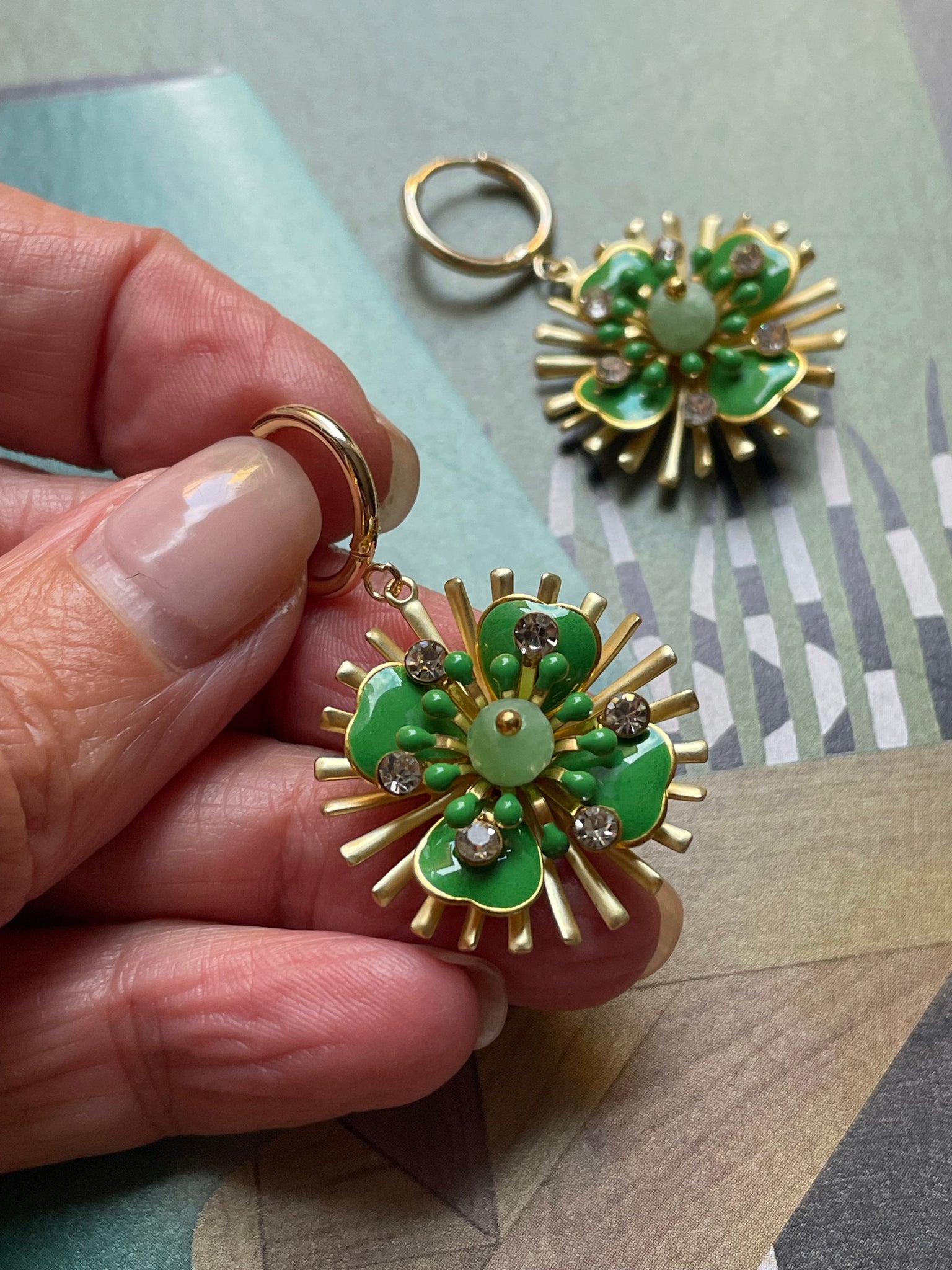 Orecchini raggiera e fiore smaltato