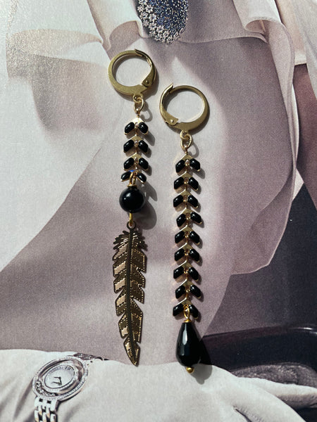 Gemelli diversi neri con piuma