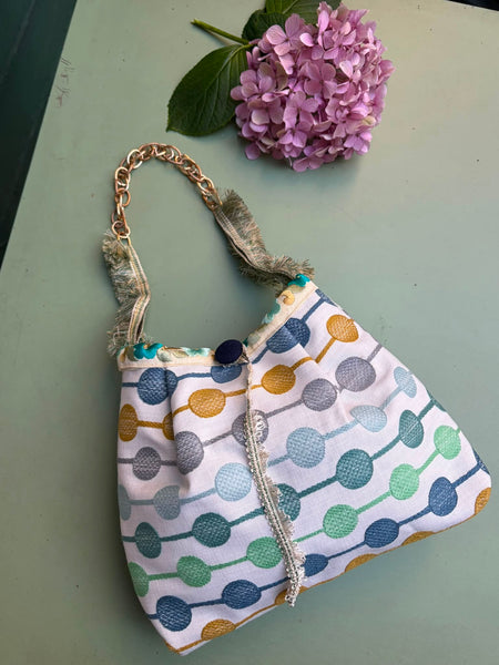 Borsa media in tessuto a sfondo bianco e bolli colorati e ricamati