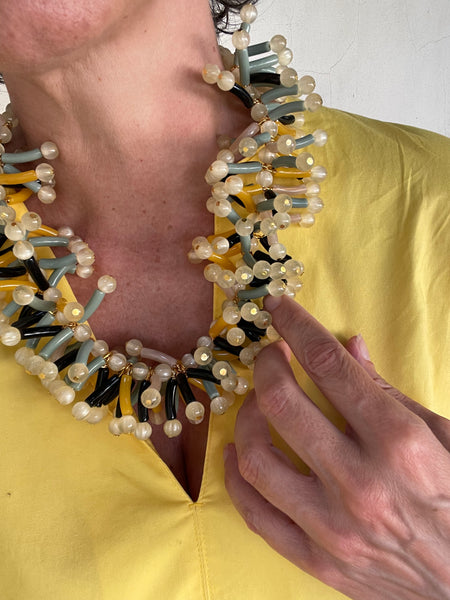 Collana con bacchette di resina colorate