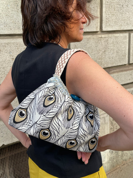 Borsetta in tessuto bianco e nero piume di pavone
