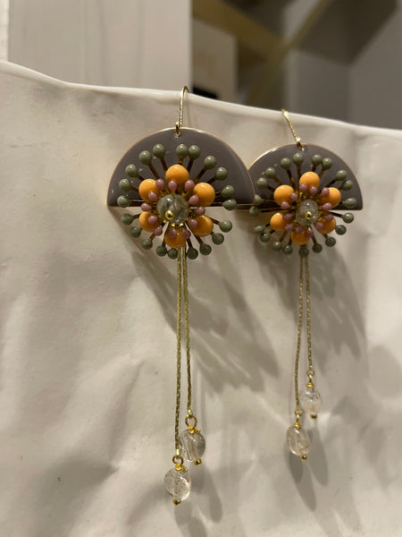 Orecchini mezzaluna smaltata, fiore tridimensionale e pietrine pendenti