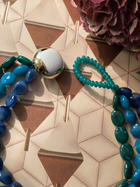 Collana in resina e bottone gioiello