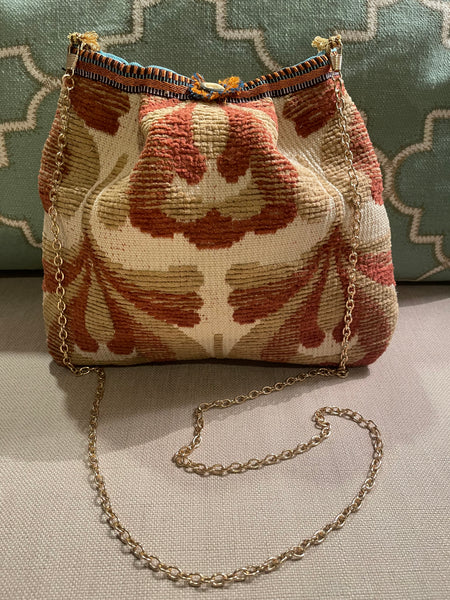 Borsa piccola in tessuto anni 70 e lunga catenella