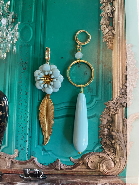 Gemelli diversi turchesi con fiore e foglia