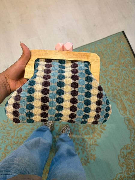 Borsa pochette clic clac con disegni geometrici in velluto
