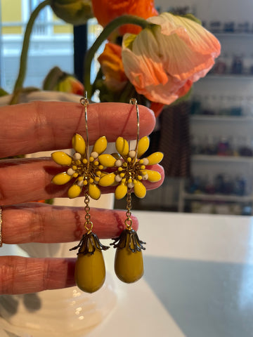 Orecchini fiore giallo tridimensionale e goccia