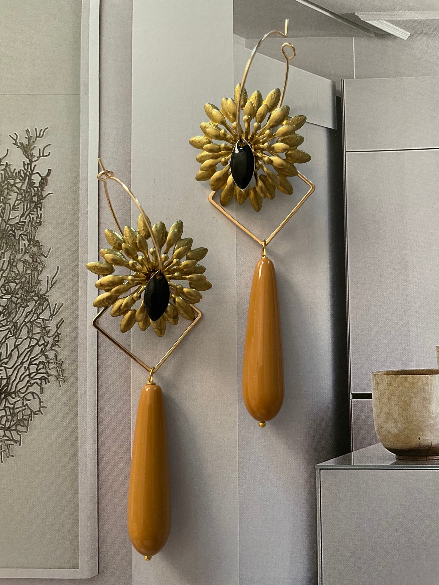 Orecchini fiore zig zag, goccia e smalto nero