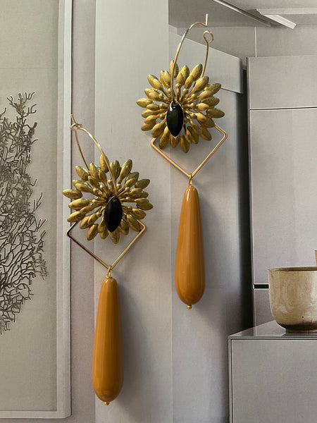 Orecchini fiore zig zag, goccia e smalto nero