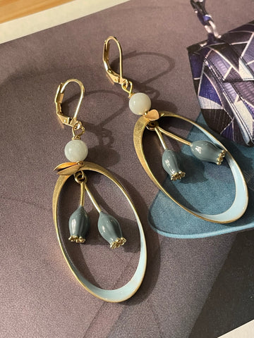 Orecchini ovali smaltati e mughetti