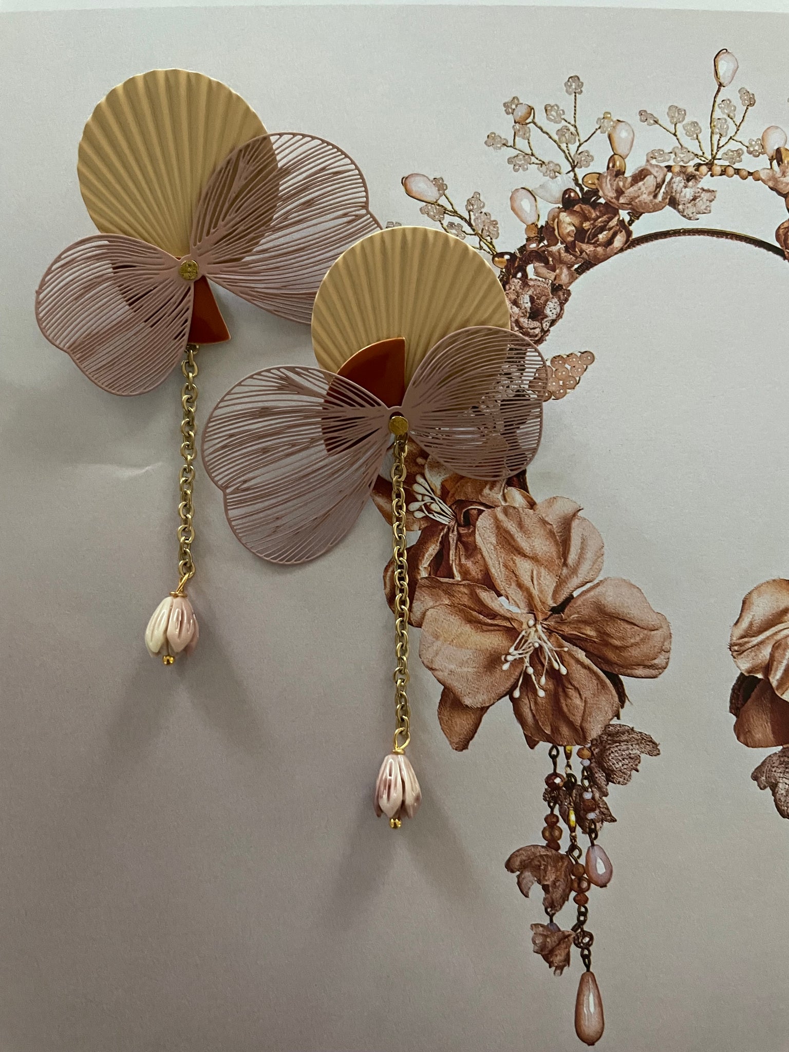 Orecchini con ali in filigrana rosa antico e piccoli fiori