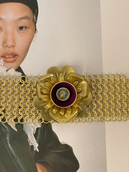 Bracciale a maglia dorato con fiore