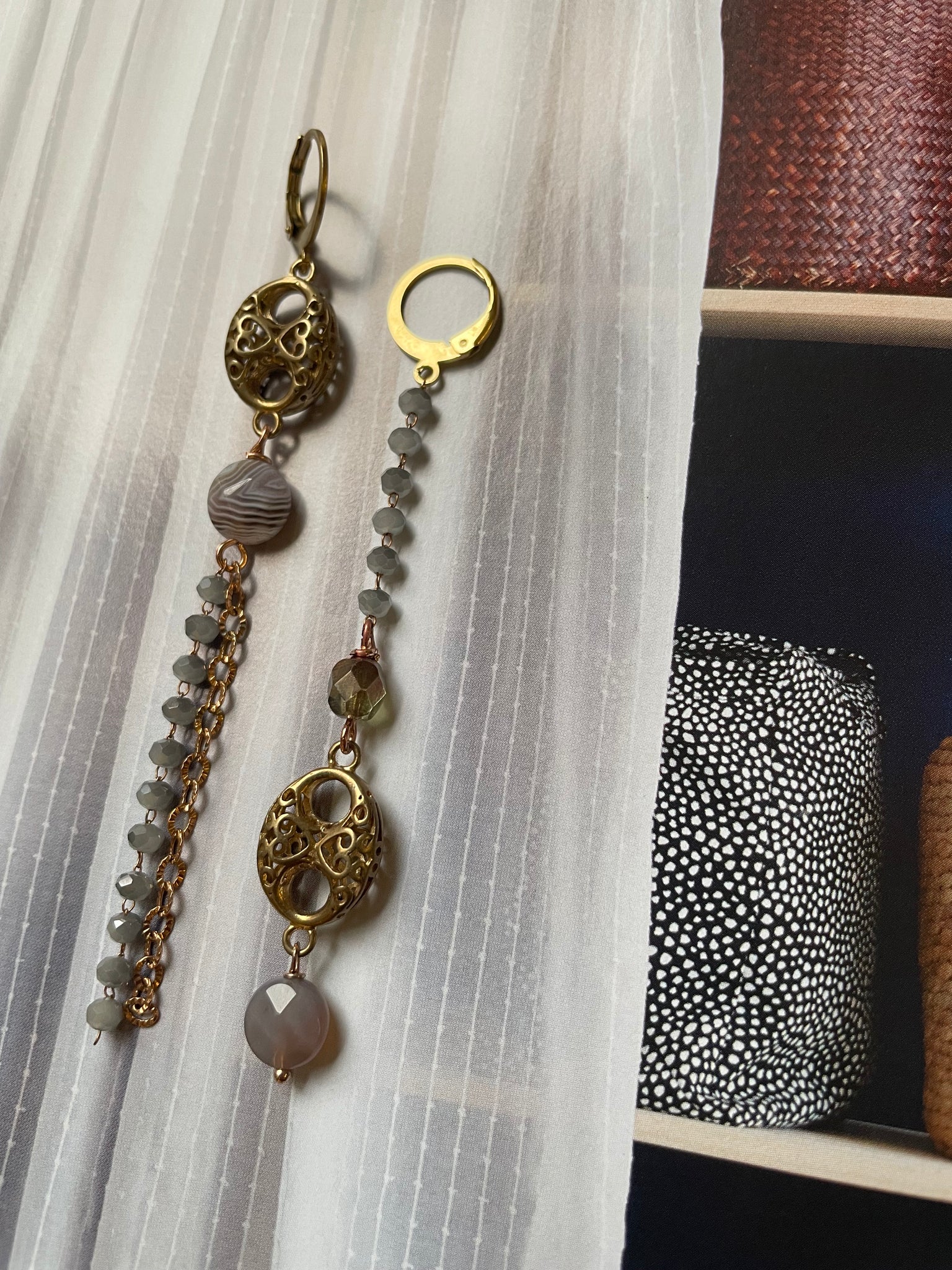 Gemelli diversi con cristallini grigi