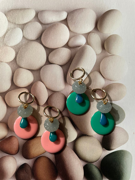 Orecchini piccoli con doppio smalto e caramella