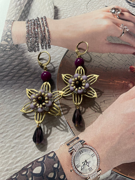 Orecchini fiore filigrana e fiore smaltato con goccia in vetro