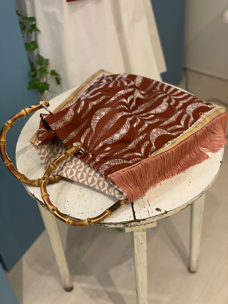 Borsa “contromano” rosa e mattone con frange rosa antico
