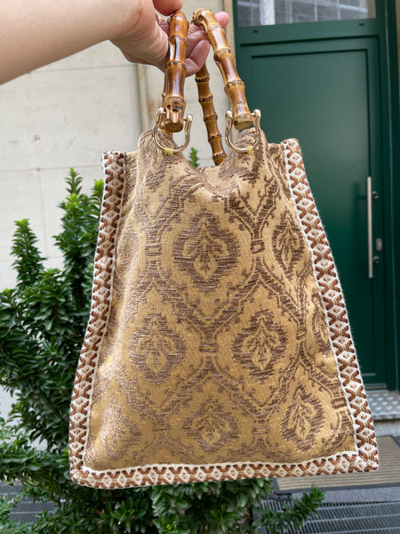 Borsa “contromano” ocra damascato e carta da zucchero