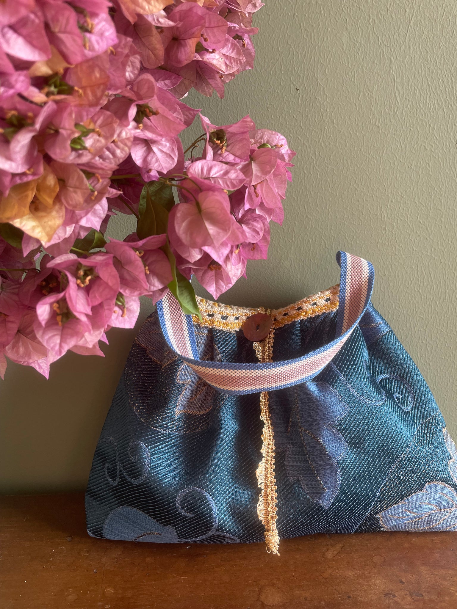 Borsa media blu fiorata
