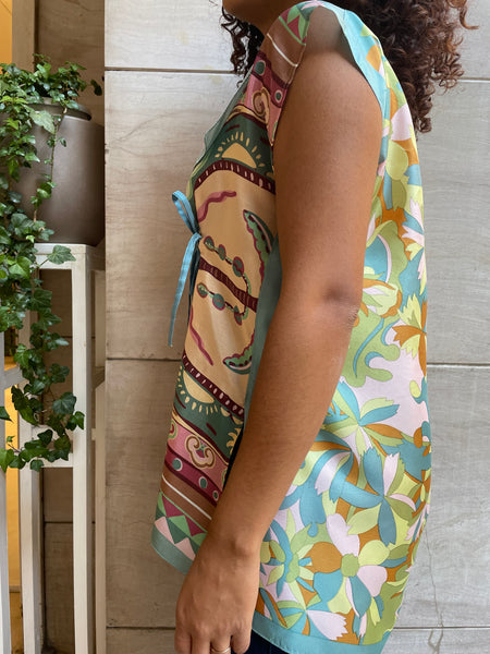 Top foulard incrociato sui toni del verde e dei colori pastello