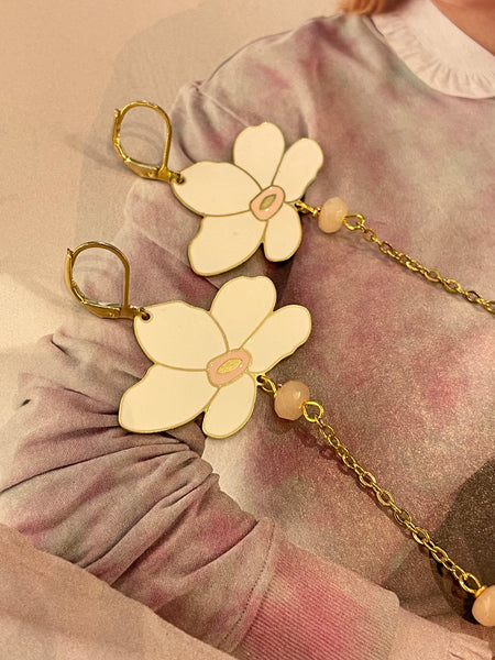 Orecchini fiore bianco smaltato e fiore sotto resina