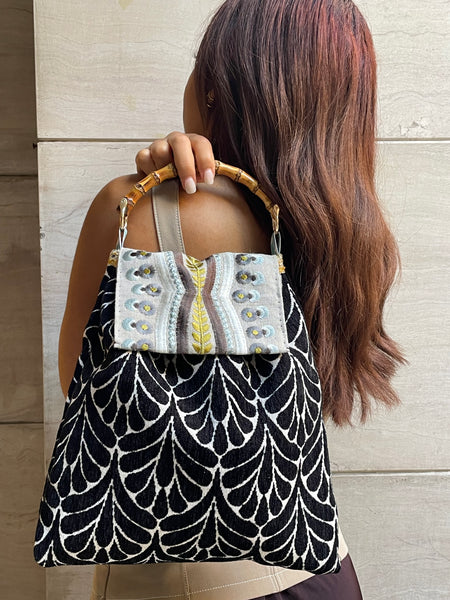 Borsa verticale in velluto bianco e nero con patella ricamata