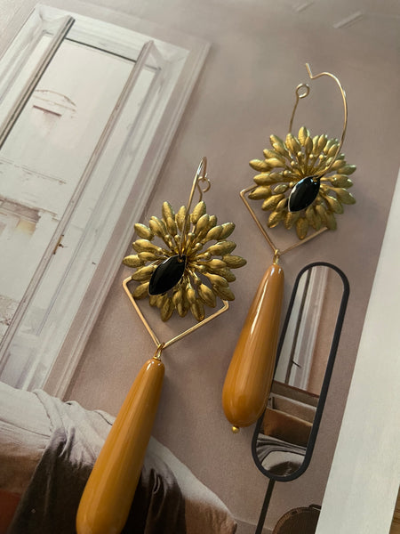 Orecchini fiore zig zag, goccia e smalto nero