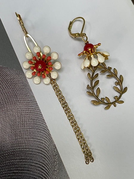 Gemelli diversi con fiore bianco e rosso