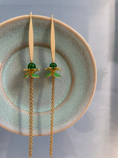 Orecchini lunghissimi con fiore smaltato verde