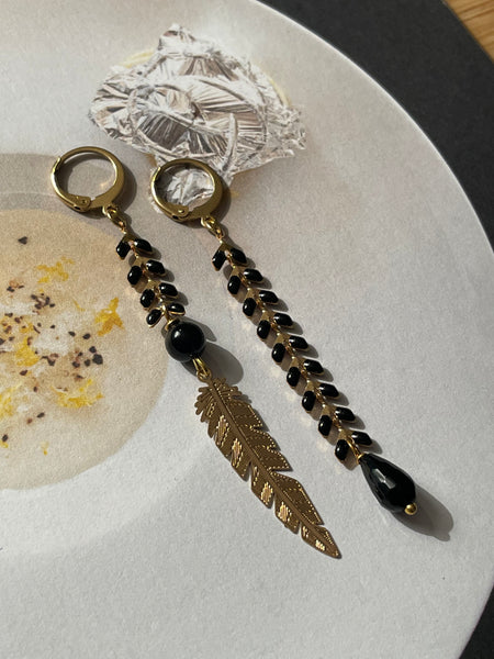 Gemelli diversi neri con piuma