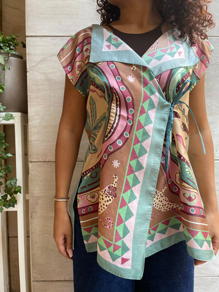 Top foulard incrociato sui toni del verde e dei colori pastello