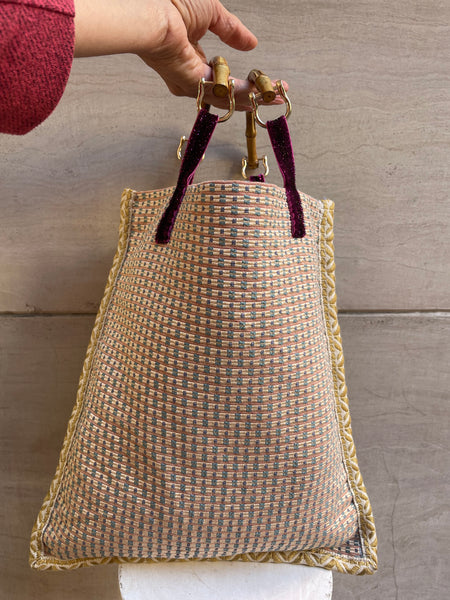Borsa “contromano” beige e fantasia geometrica