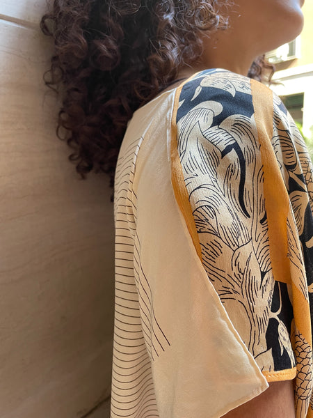 Top foulard beige a righe e fiori neri