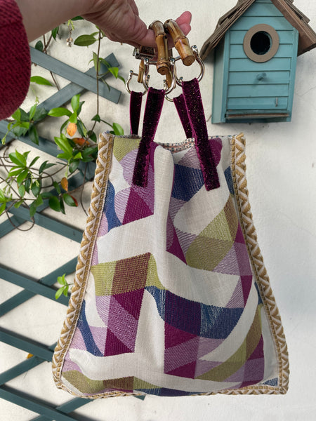 Borsa “contromano” beige e fantasia geometrica