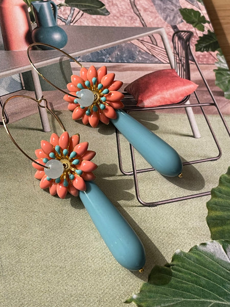 Orecchini fiore tridimensionale color salmone con goccia celeste
