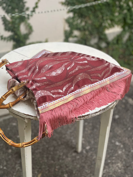 Borsa “contromano” rosa e mattone con frange rosa antico